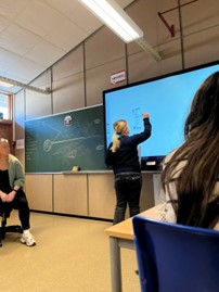 Learners reflecting on connections to climate change, writing mind maps on a screen. Photo: Marte Maurabakken/Climate Creativity. 
